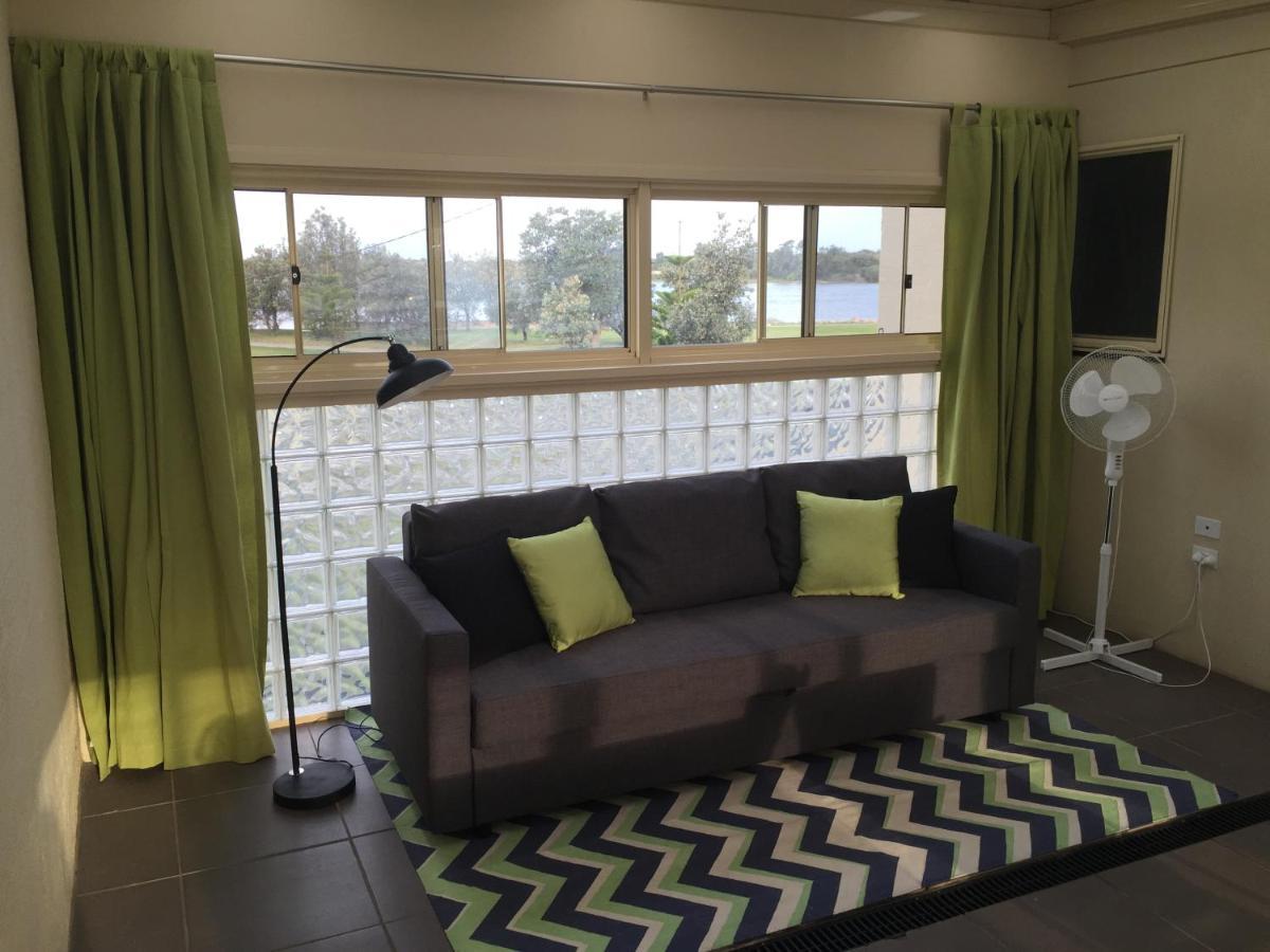 Sea Breeze On The Esplanade Villa Lakes Entrance Bagian luar foto