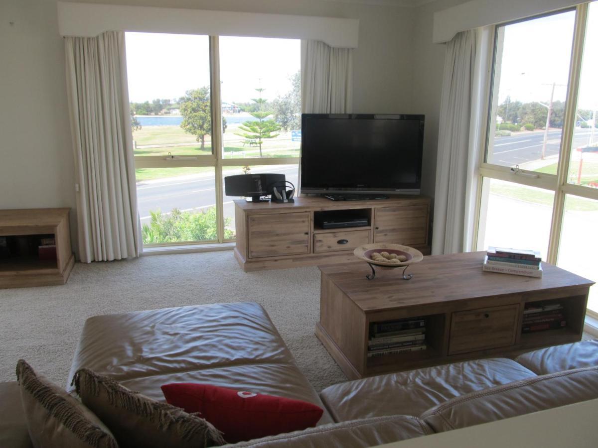 Sea Breeze On The Esplanade Villa Lakes Entrance Bagian luar foto