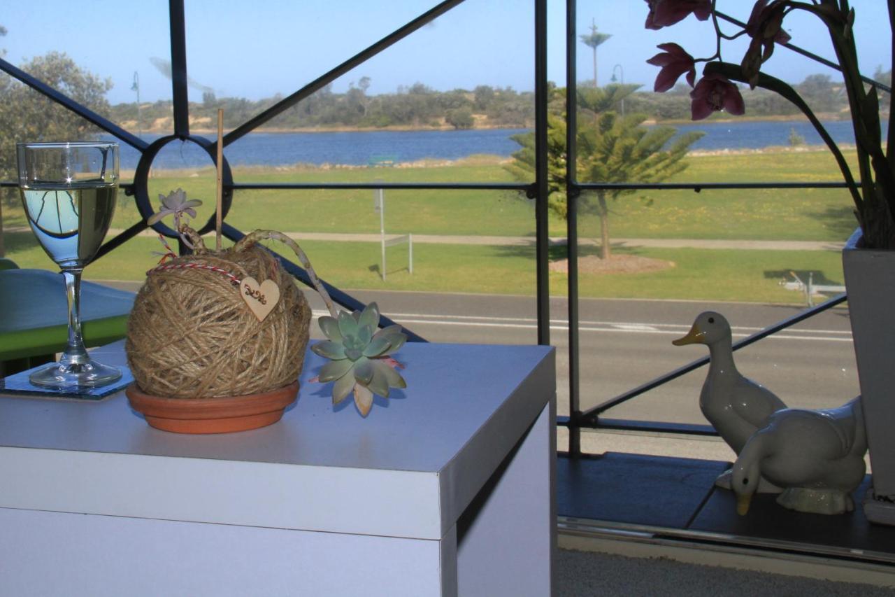 Sea Breeze On The Esplanade Villa Lakes Entrance Bagian luar foto