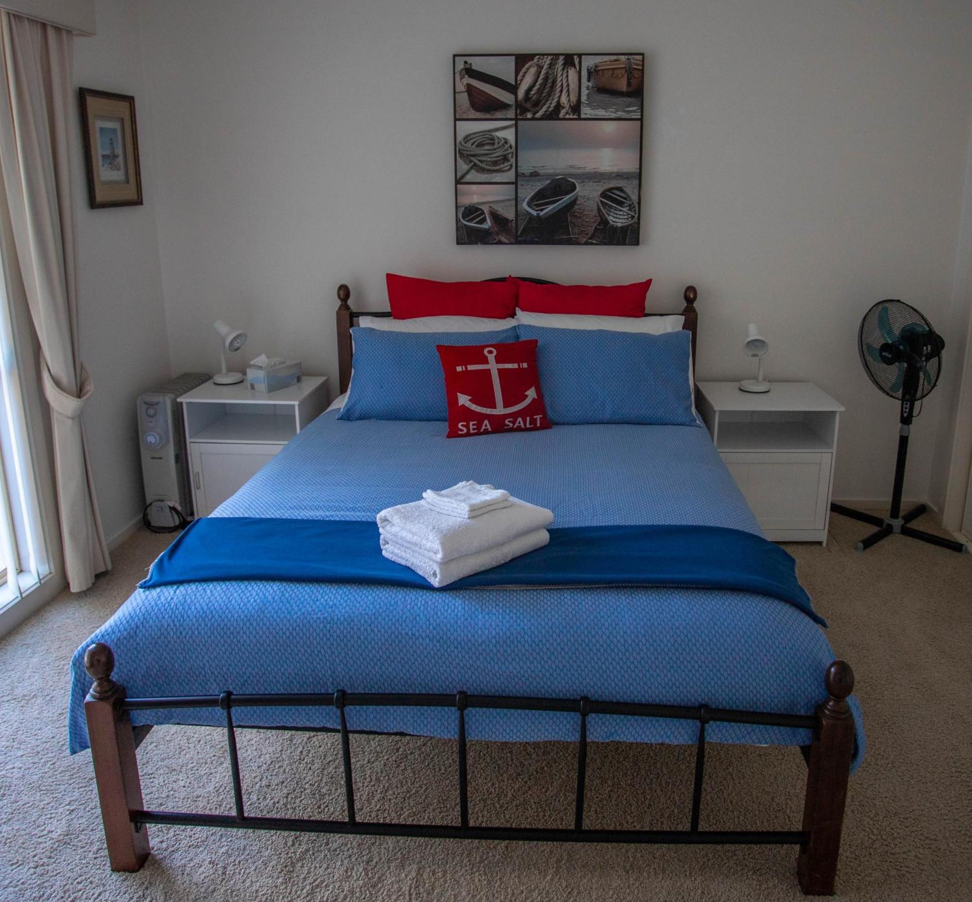 Sea Breeze On The Esplanade Villa Lakes Entrance Bagian luar foto